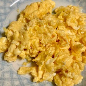 お弁当や丼ぶりに！マヨネーズ入りでふわふわ卵そぼろ